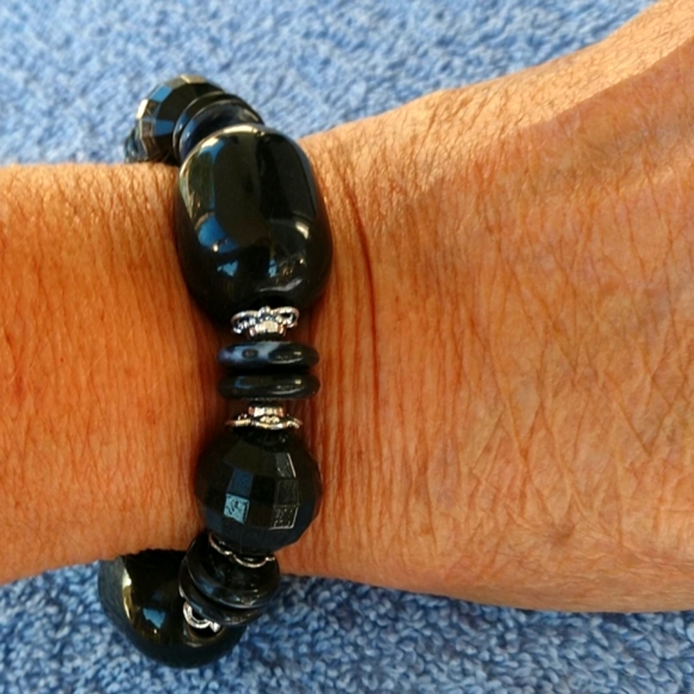 3/$15.🩸Bracelet with Black Art Acrylic Beads No Metal